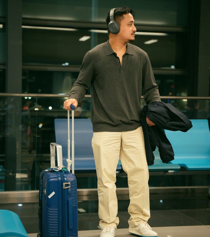 Pasażer z walizką w terminalu lotniska