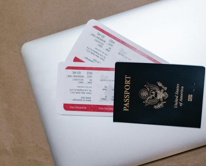 Paszport i karty pokładowe przygotowane do zgłoszenia